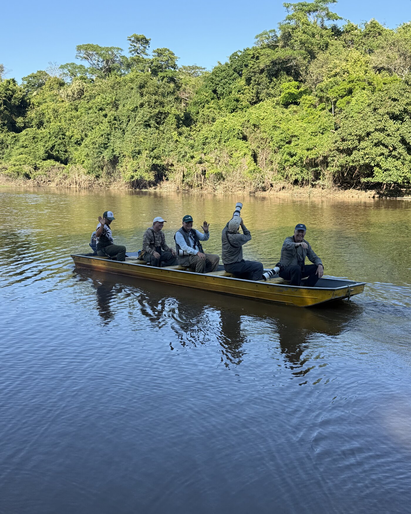 Vogelaars met camera's op een boot in Chuchini, in het Boliviaanse Amazonegebied bij Trinidad, Beni